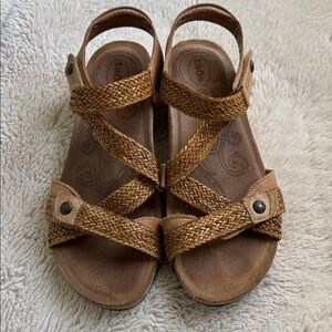 TAOS women's Trulie sandals in camel size 7.5